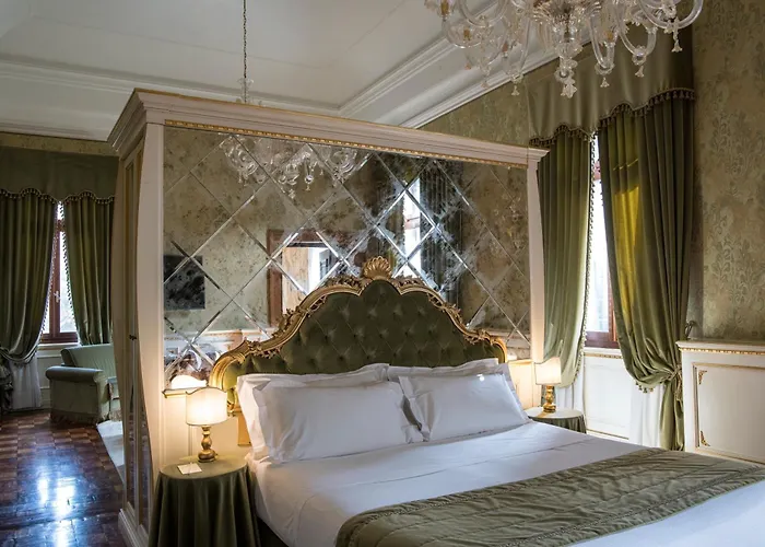 Nani Mocenigo Palace Venedik