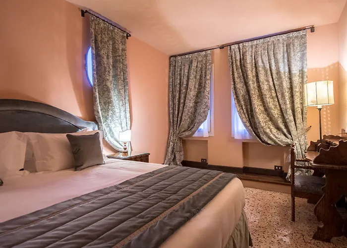 Nani Mocenigo Palace Venedik