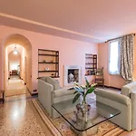 Nani Mocenigo Palace Venedik