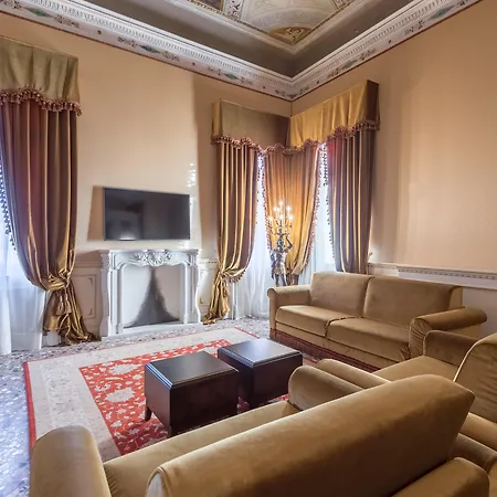 Nani Mocenigo Palace Venedik
