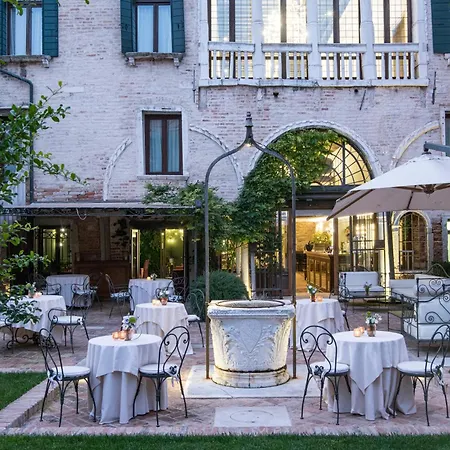 Nani Mocenigo Palace Venedik