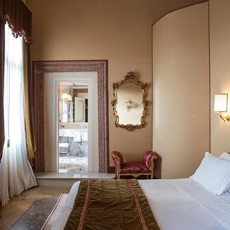 Nani Mocenigo Palace Venedik