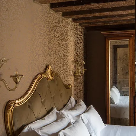 Nani Mocenigo Palace Venedik